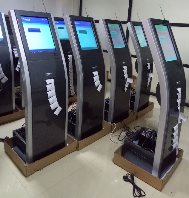 Νοσοκομείο μηχανή εισιτηρίων αναμονής διανομέων εισιτηρίων συστημάτων σειρών αναμονής Scratchproof 17 ίντσας με τον εκτυπωτή παραλαβών